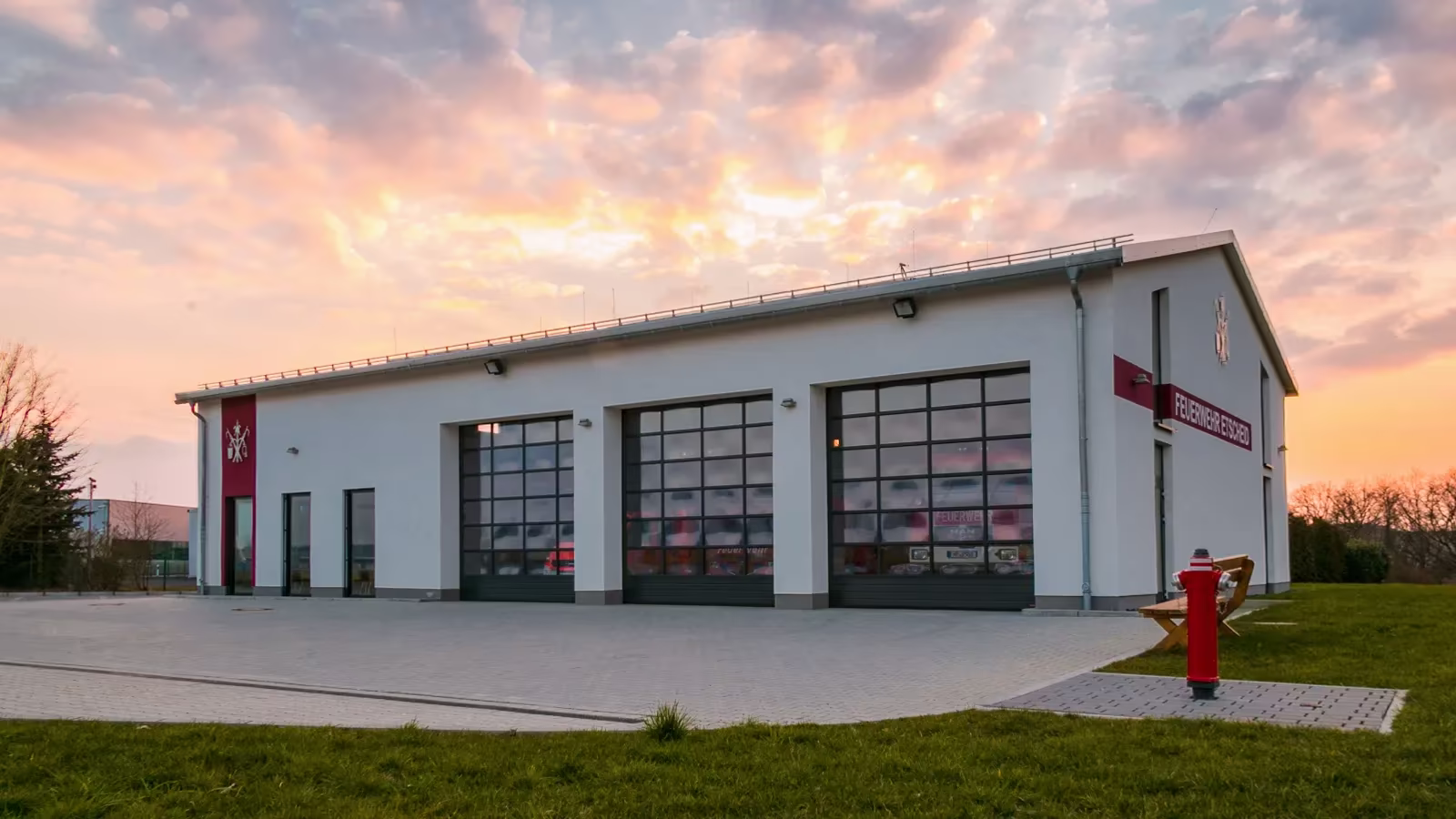 Außenansicht des Gerätehauses der Feuerwehr Etscheid
